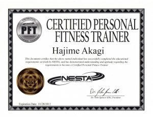 アメリカ・カリフォルニアに本拠地を置くNESTA（全米エクササイズ＆スポーツトレーナー協会）認定のパーソナルトレーナーの資格を取得しています。
